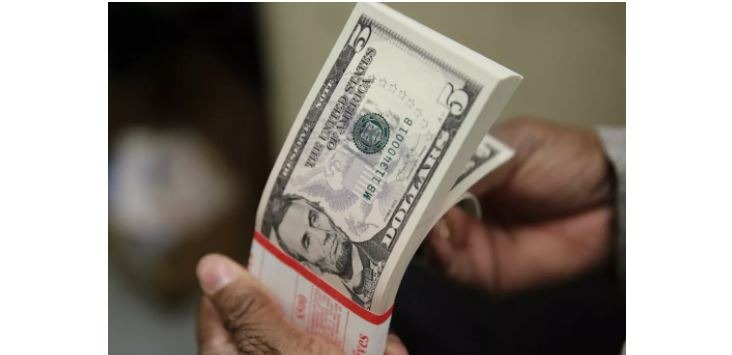 ECONOMIA: Dólar fecha cotado a R$ 5,71, máxima do dia, após divulgação de ata do Fed