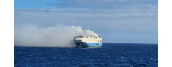 ATUALIDADES: Navio cargueiro com milhares de carros de luxo da Porsche e da Bentley está em chamas e à deriva no Atlântico, diz jornal