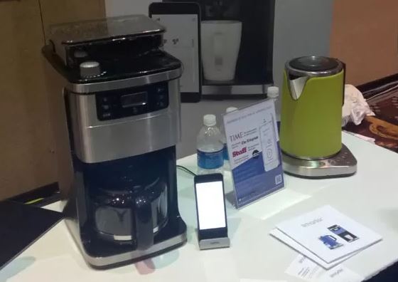 Acionada por smartphone, cafeteira faz café sem usuário sair da cama
