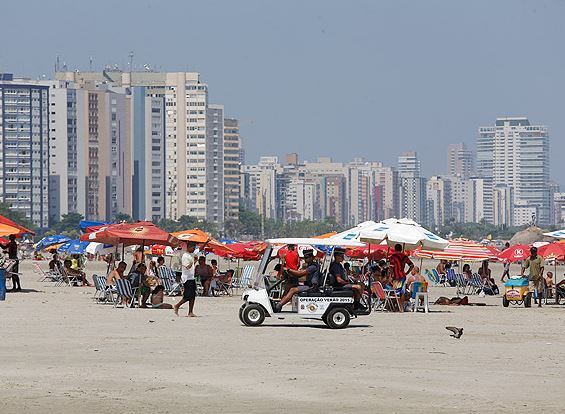 Policiais usam 'carrinhos de golfe' em praias de São Vicente, em SP