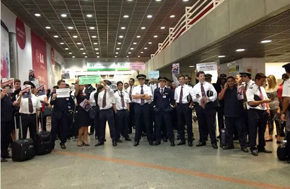 Trabalhadores do setor aéreo fazem protesto e atrasam voos