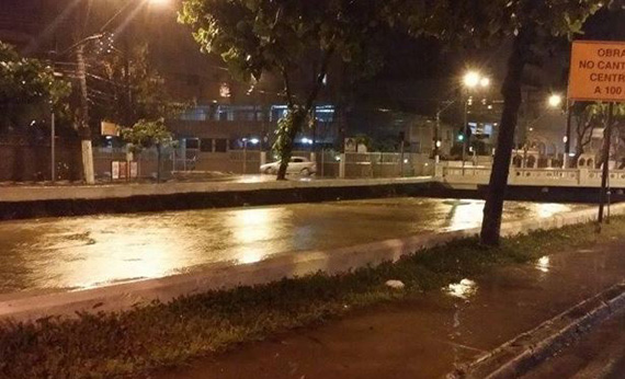 Em 10h, chove mais da metade do mês em Santos. Cidade tem alagamentos