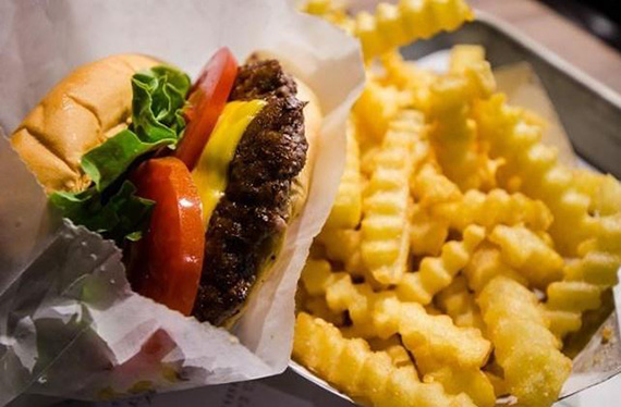 Rede de lanches estreia na Bolsa de Nova York e chega a subir 150%