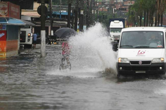 Chuva volta a causar transtornos em Santos e São Vicente
