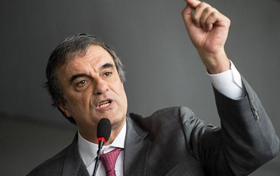 Criticado por Barbosa, Cardozo diz que só na ditadura não poderia receber advogados