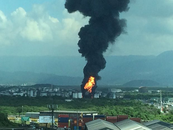 Incêndio atinge tanques na área industrial da Alemoa, em Santos