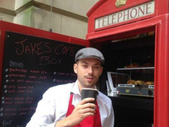 Britânico abre café em cabine telefônica fora de uso